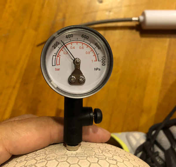 ボール用空気圧計の実際の表示