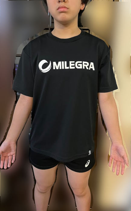 MILEGRA(ミレグラ)のTシャツを着る女子